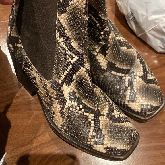 rag & bone / Axis
Chelsea Boot in
Olive snake skin Bootie Boots size 37.5 US 7.5 - Picture 6 of 6